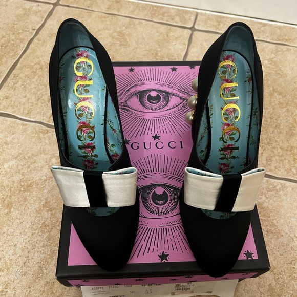 GUCCI Black Silk Satin Pearl Studded Luna Bow Accent
Pump Block Heels - Picture 4 of 12